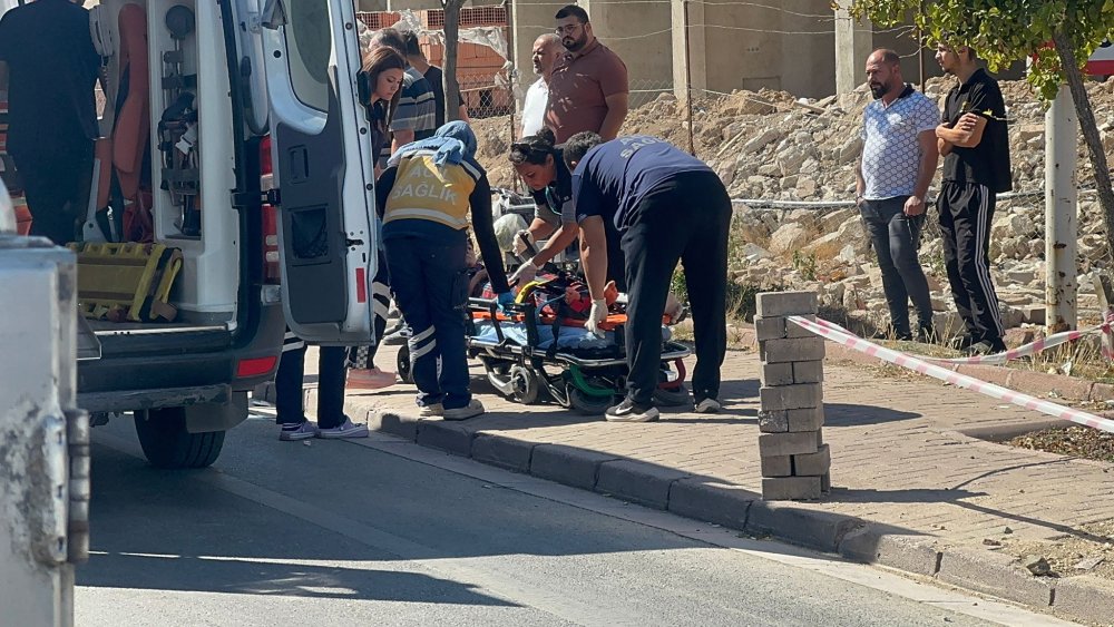 Konya'da kızını yolun karşısına geçirmek isteyen anne canından oldu! Geriye bu acı kare kaldı