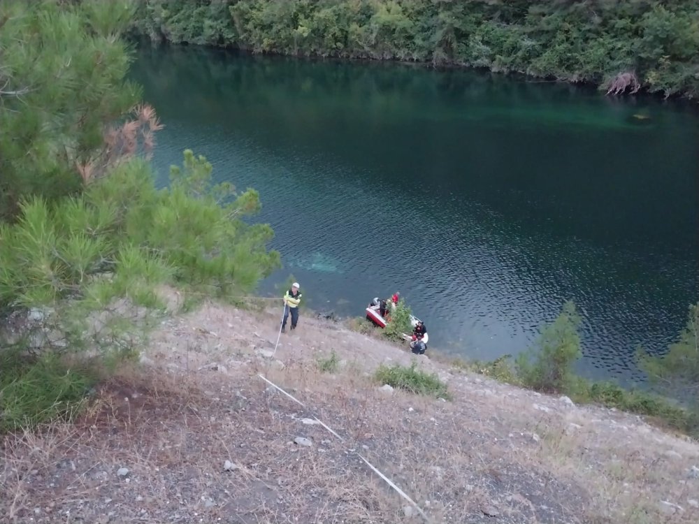 Kızılırmak'a uçan otomobildeki anne- oğul öldü, baba kurtarıldı