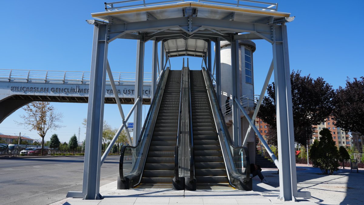 atmosfer-bosna-genclik-merkezi-yaninda-bulunan-ve-universite-ogrencileri-tarafindan-yogun-olarak-kullanilan-yaya-ust-gecidi-1.jpg
