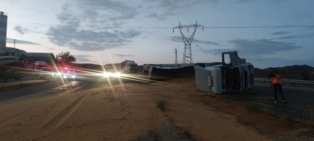 Karşı yola geçen tır, başka bir tıra çarptı: 2 yaralı