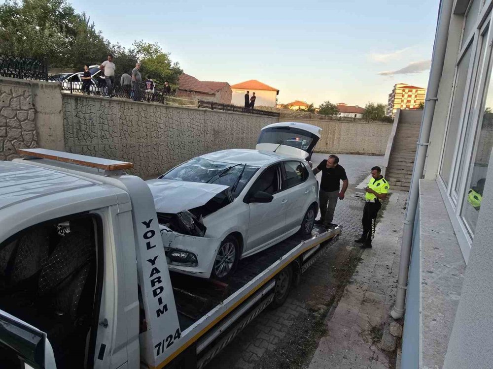 Otomobil, metrelerce yükseklikten yere çakıldı