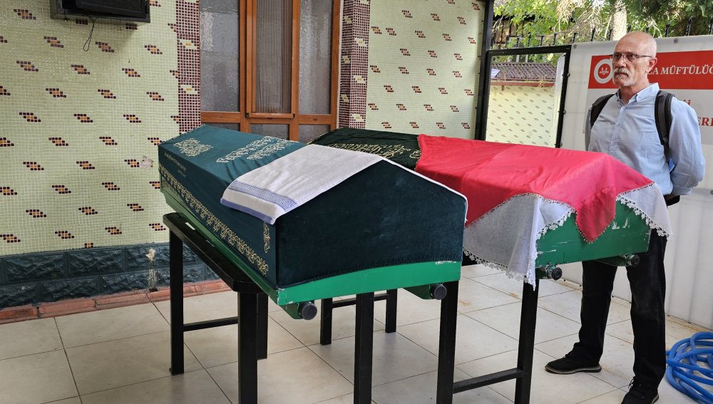 Takıntılı kişinin öldürdüğü abla-kardeş toprağa verildi