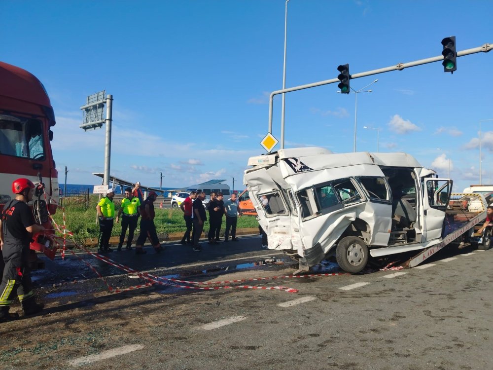 TIR, trafik ışıklarında bekleyen minibüse çarptı: 15 yaralı