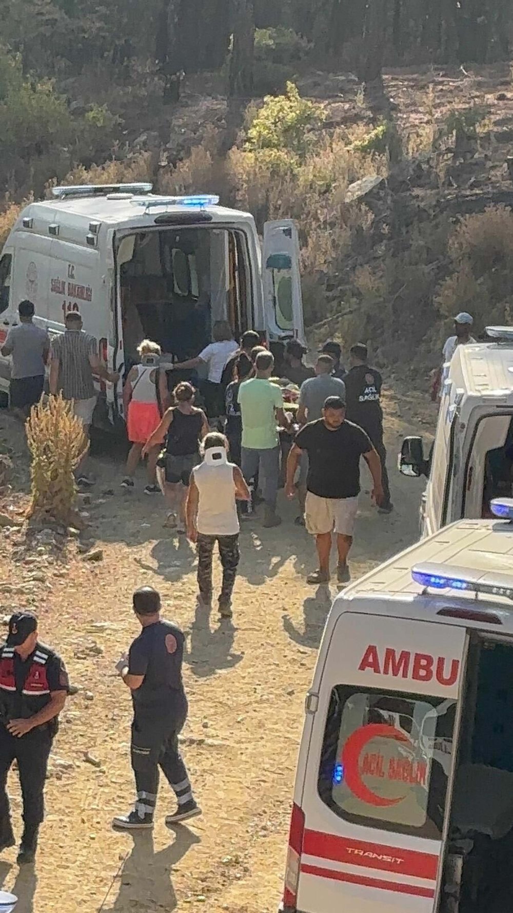 Balıkesir'de tur minibüsü şarampole devrildi: 13 yaralı