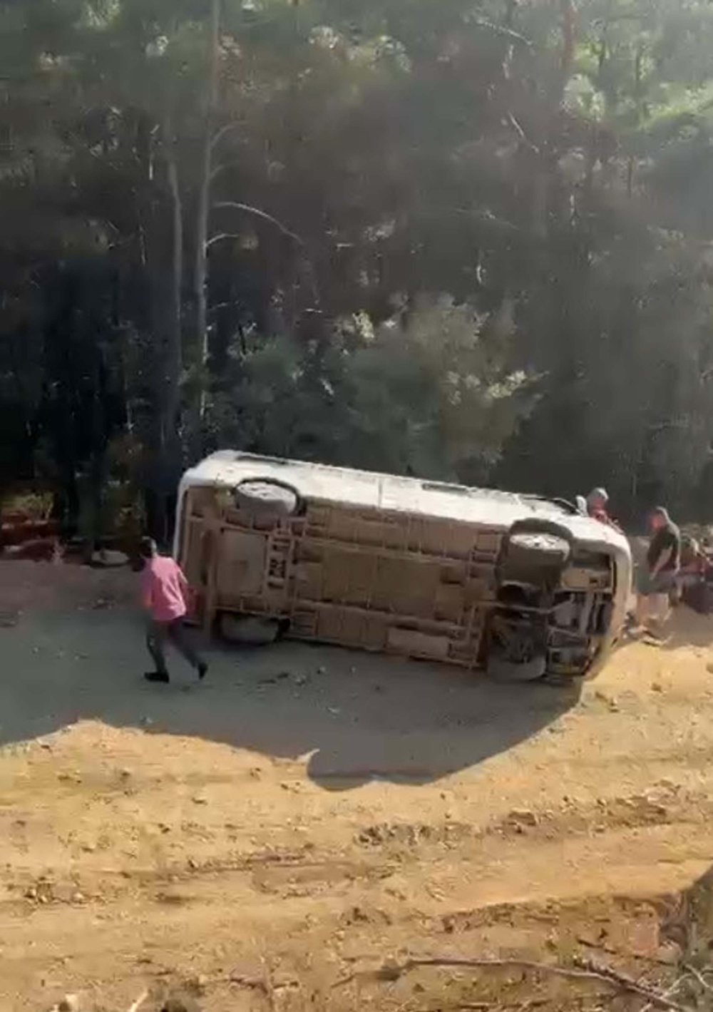 Balıkesir'de tur minibüsü şarampole devrildi: 13 yaralı