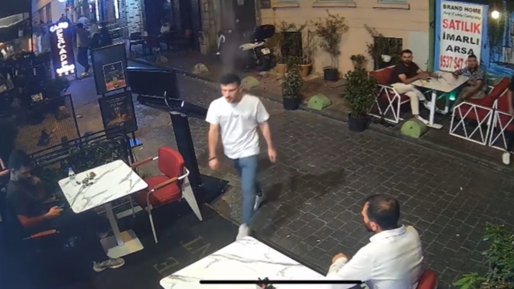 Motosiklete önce çorba döktü sonra tekme attı