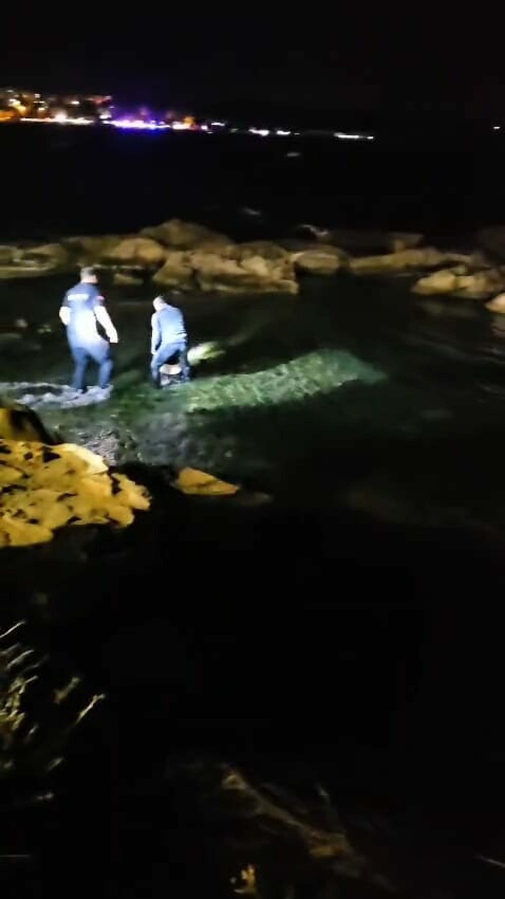 Balık tutarken denize düşen arkadaşını kurtarmak isterken boğuldu