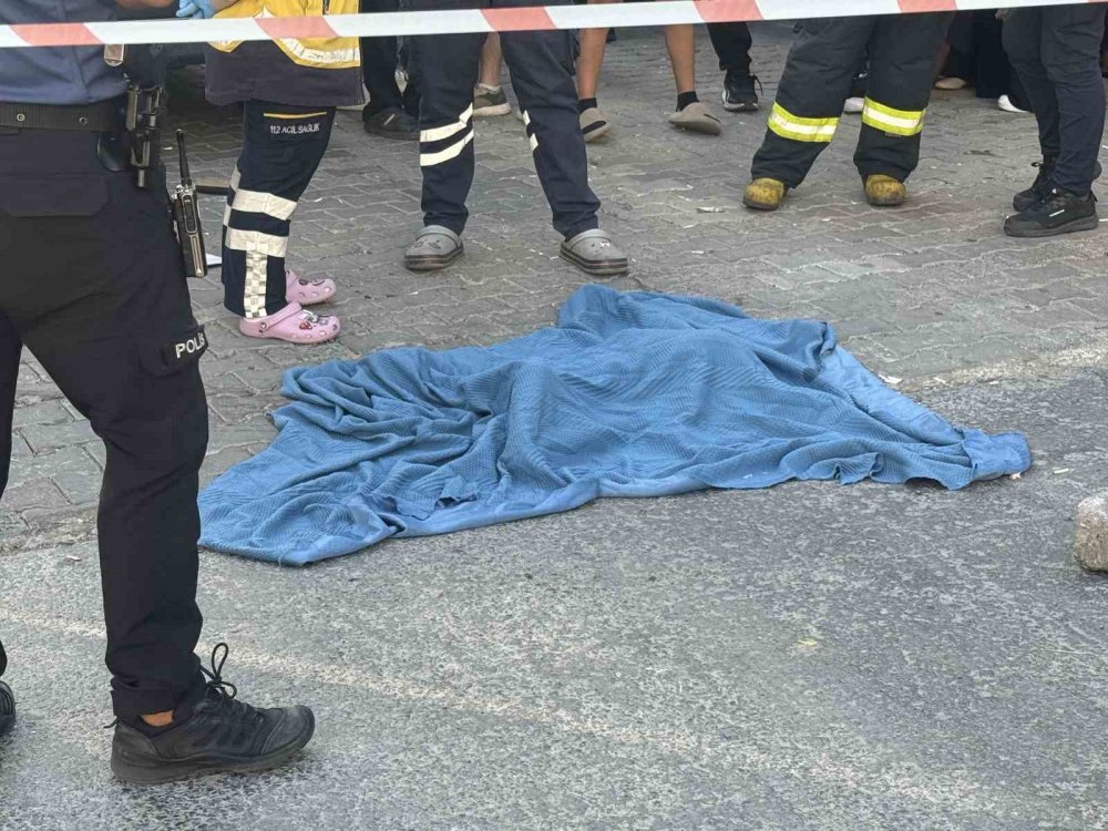 Servis minibüsü anne-oğula çarptı: 1 yaşındaki çocuk öldü