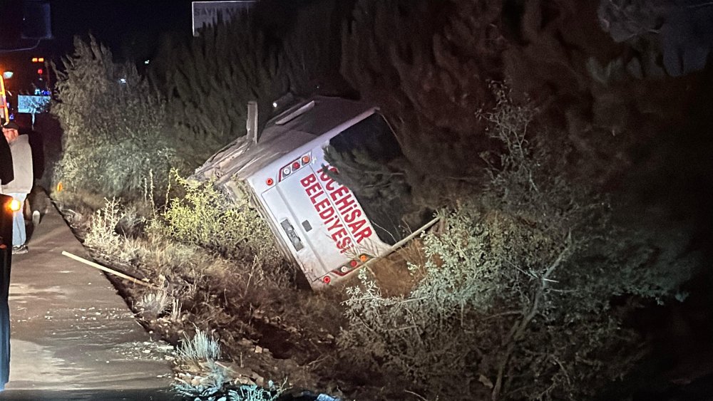 Yolcu midibüsü devrildi: 12 yaralı