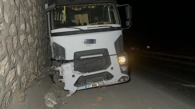 Ters şeride giren otomobil tankerle çarpışıp şarampole yuvarlandı: 1 ölü, 1’i ağır 2 yaralı