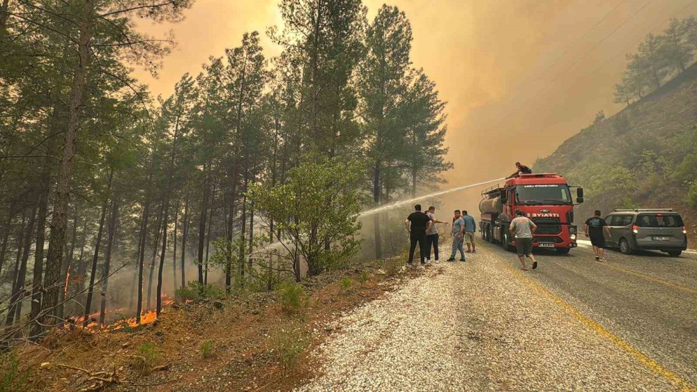 Yangın büyüdü! 108 ev tahliye edildi