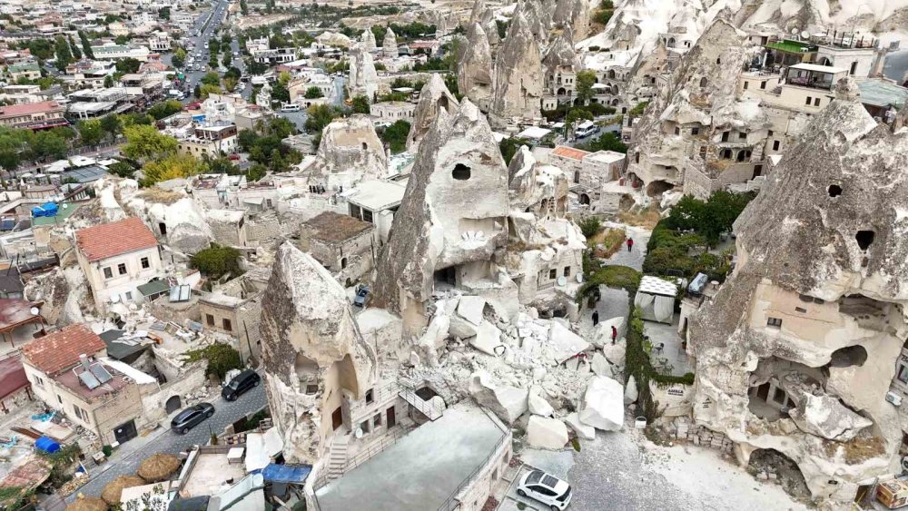 Kapadokya’da peribacası yıkıldı