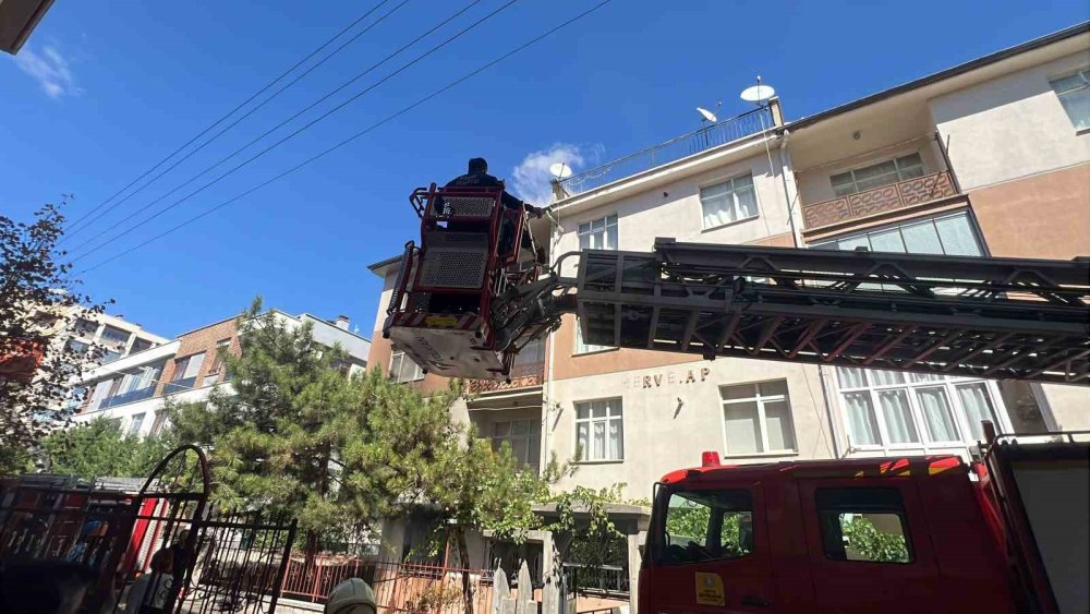 Konya merkezde 4 katlı bina yangın!