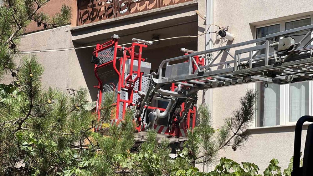 Konya merkezde 4 katlı bina yangın!