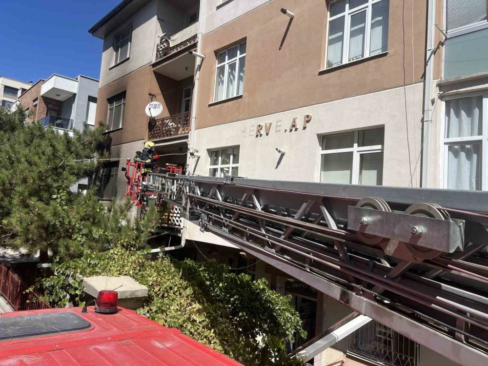 Konya merkezde 4 katlı bina yangın!