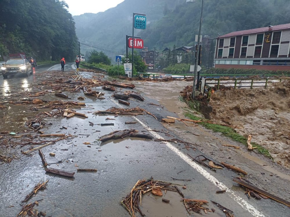 Rize ve Artvin'de yağış, sel ve heyelana neden oldu