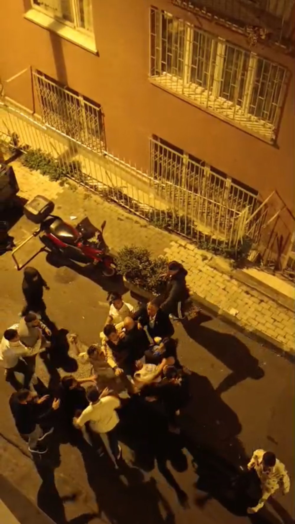 Kavgayı ayırmak isteyen kadınlar arada kaldı