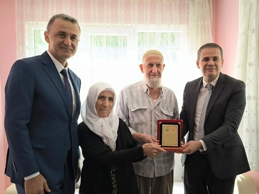 Konya'da örnek çiftlere plaket verildi