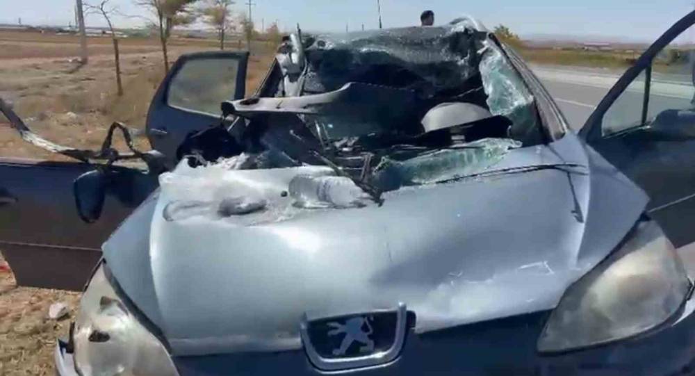 Aksaray-Konya karayolunda tıra arkadan çarpan otomobil hurdaya döndü