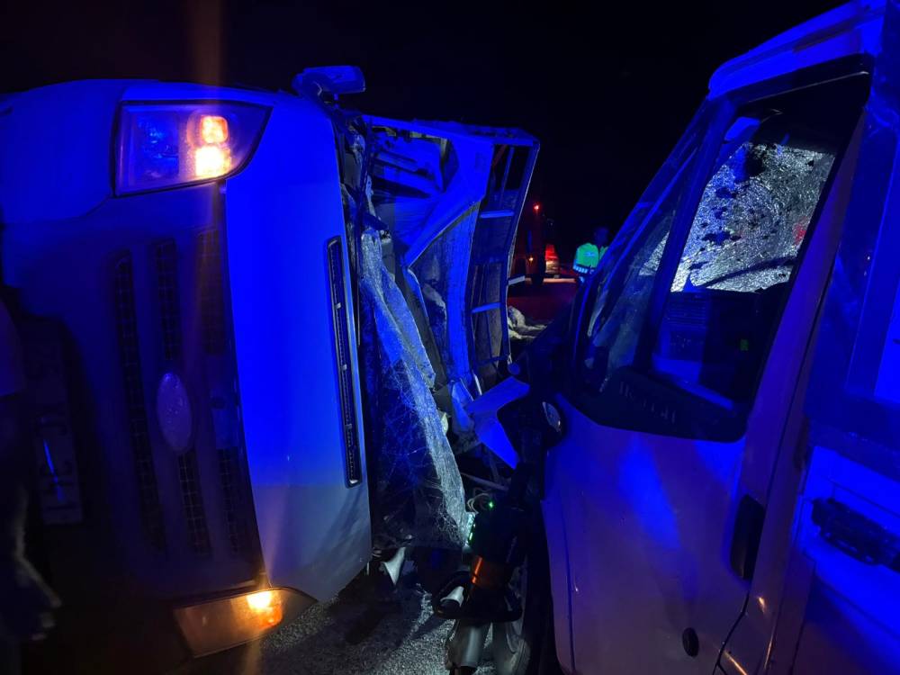 İki tırın çarpıştığı feci kazada 2 kişi öldü, 1 kişi yaralandı