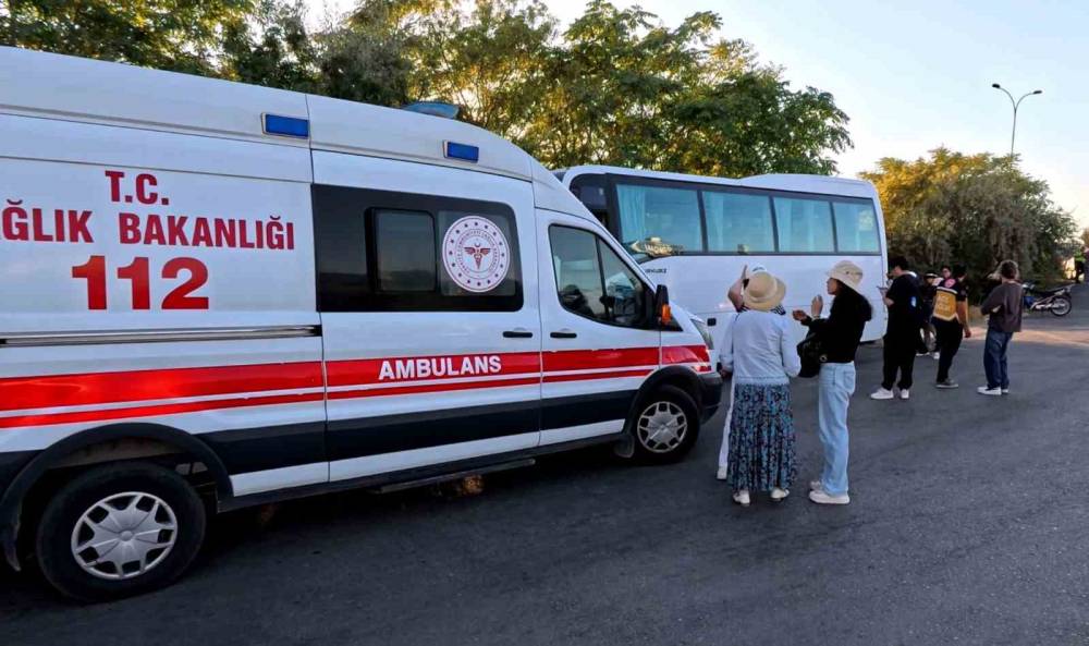 Konya'daki geziden dönen turistleri taşıyan midibüse tır çarptı: 5 turist yaralı