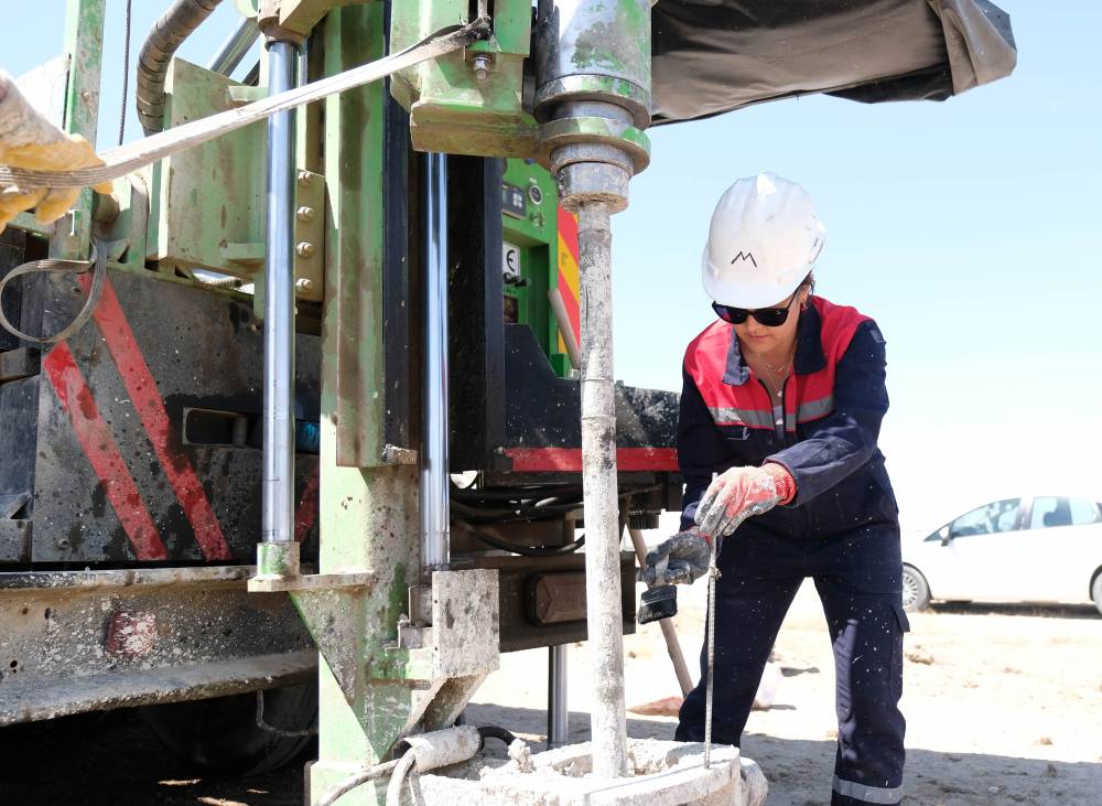 Konya'daki kadına 'Sen mi makine kullanacaksın' dediler, inat etti, sondör oldu