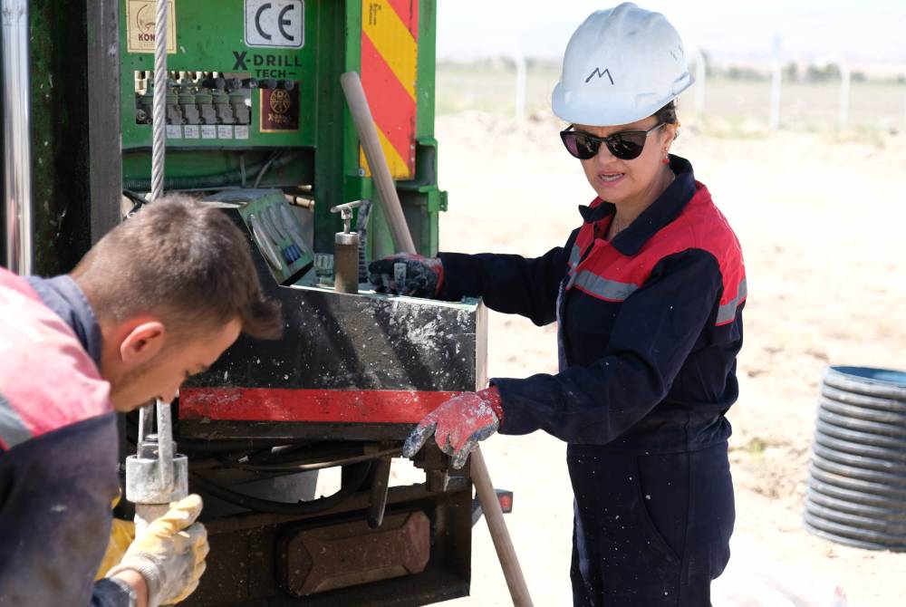 Konya'daki kadına 'Sen mi makine kullanacaksın' dediler, inat etti, sondör oldu