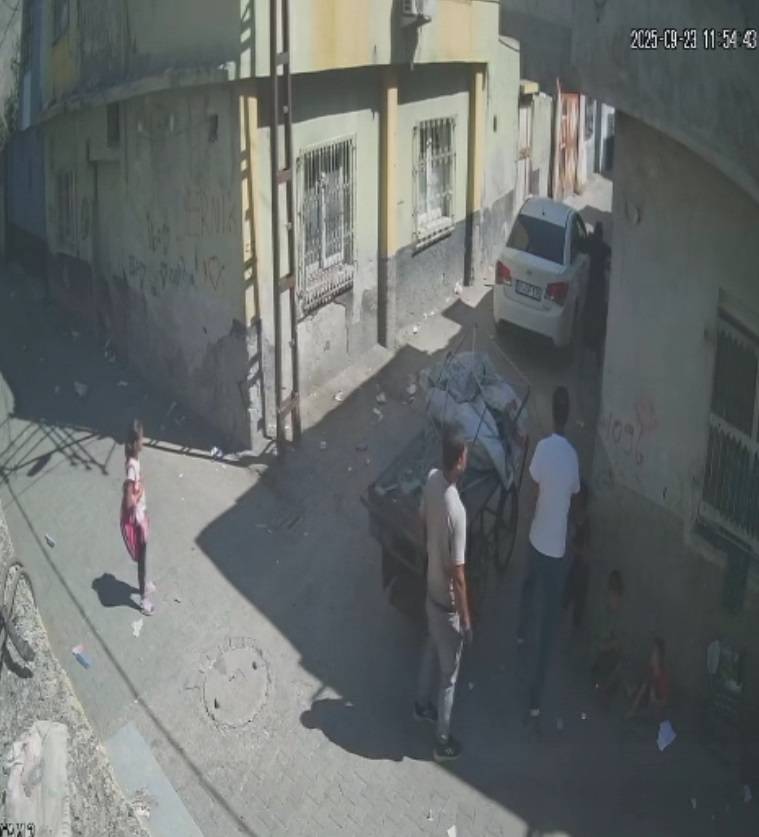 Otomobilin altında kalıp öldü... Taziye için oraya gelmişler