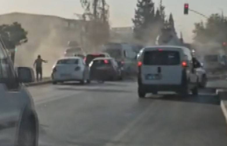 Çekici, önündeki 6 aracı biçti