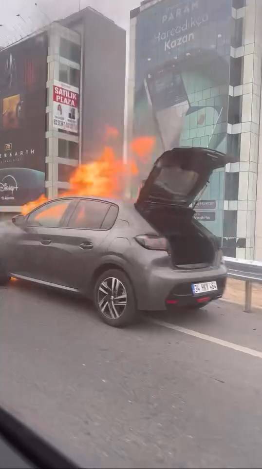 Seyir halindeyken alev alev yandı