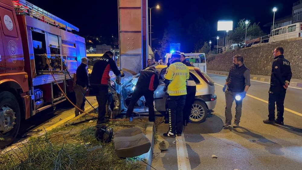 Üst geçidin ayağına çarpan otomobil hurda yığınına döndü: 2 ölü