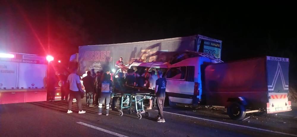 Minibüs TIR'a çarptı; 3 ölü, 16 yaralı
