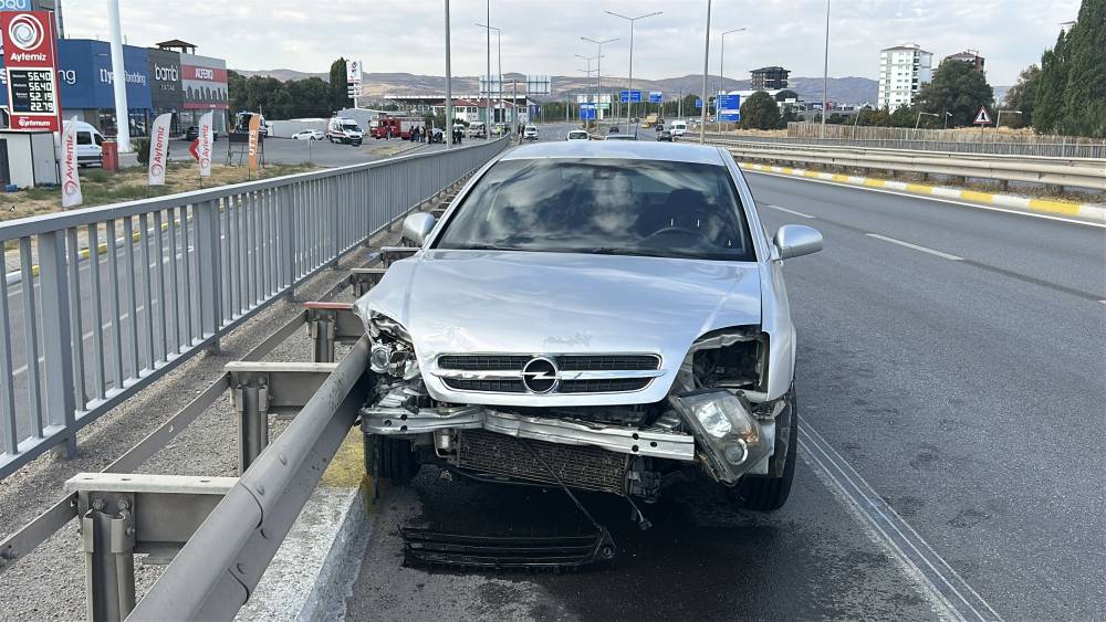 Sivas’ta iki otomobil çarpıştı: 1 ölü 3 yaralı