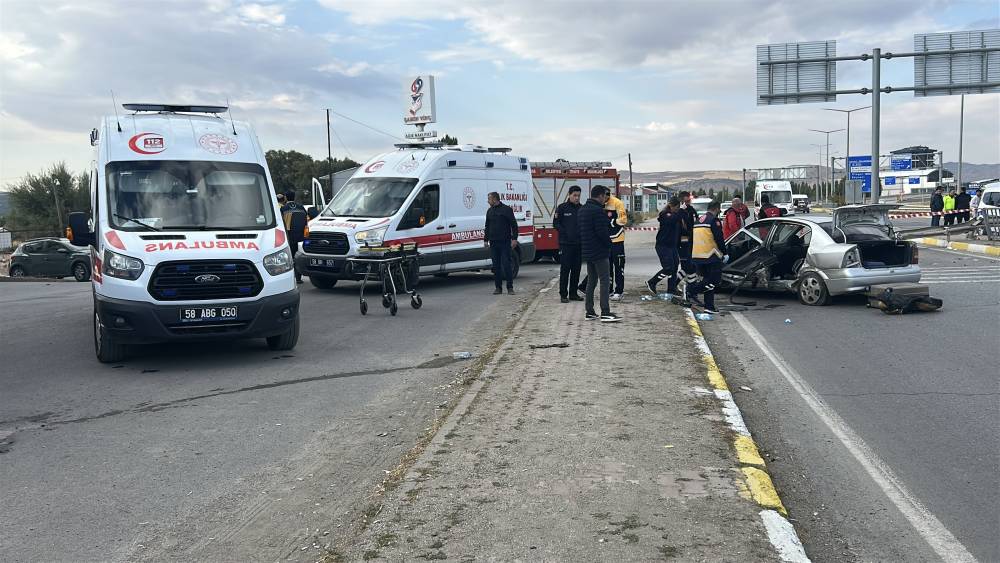 Sivas’ta iki otomobil çarpıştı: 1 ölü 3 yaralı