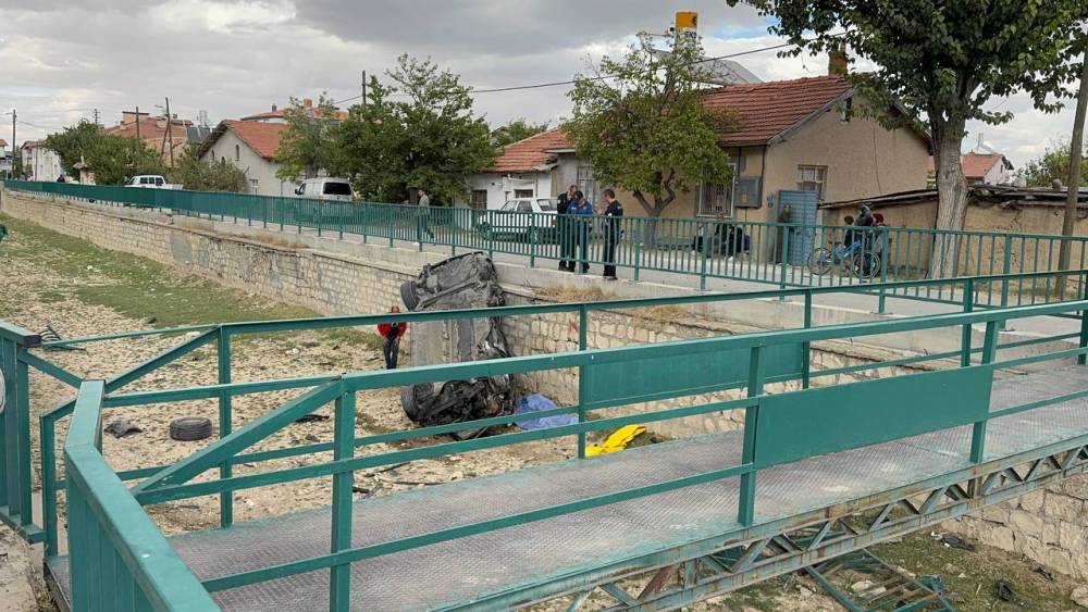 Konya merkezde otomobil, kanalına uçtu! Genç kız hayatını kaybetti