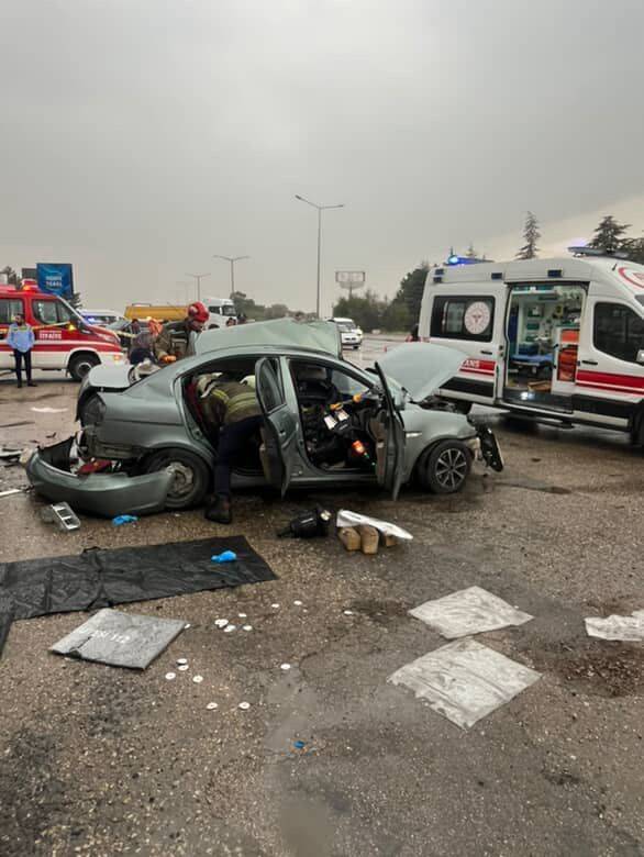 Otomobil, park halindeki tankere çarptı: 3 ölü, 2 yaralı