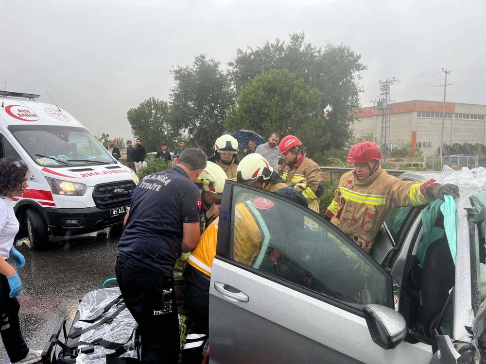 Tır, kamyonet ve 3 otomobilin karıştığı zincirleme kaza: 1 ölü, 2 yaralı