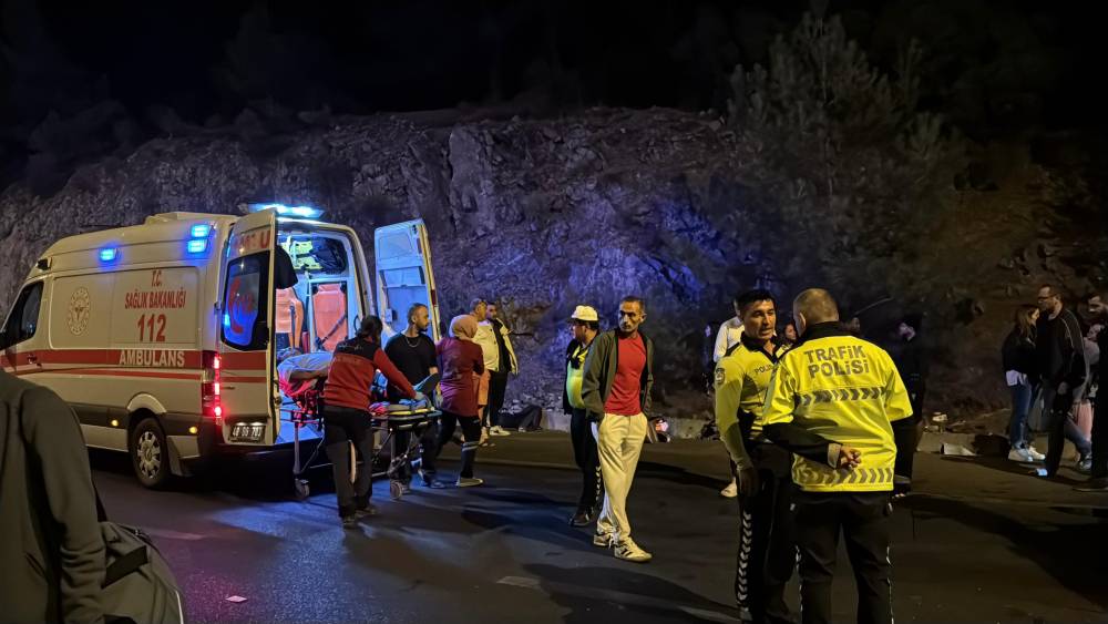 Yolcu otobüsü devrildi: Yaralılar var