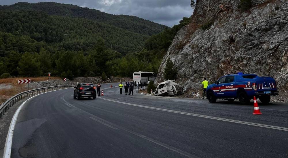 Yolcu otobüsü ile hafif ticari araç çarpıştı: 1 ölü, 1 yaralı