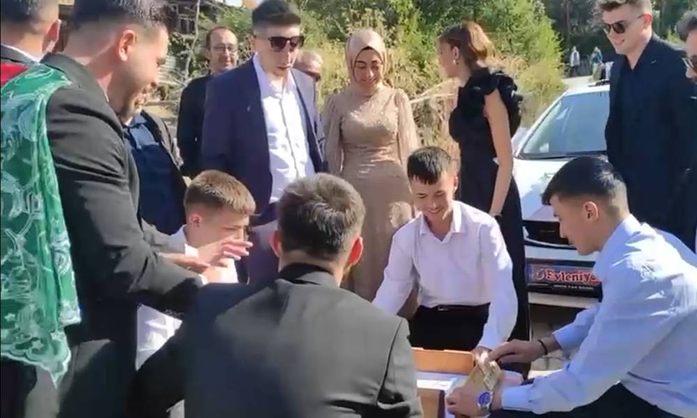 Düğün konvoyu önüne okey masası kurdular