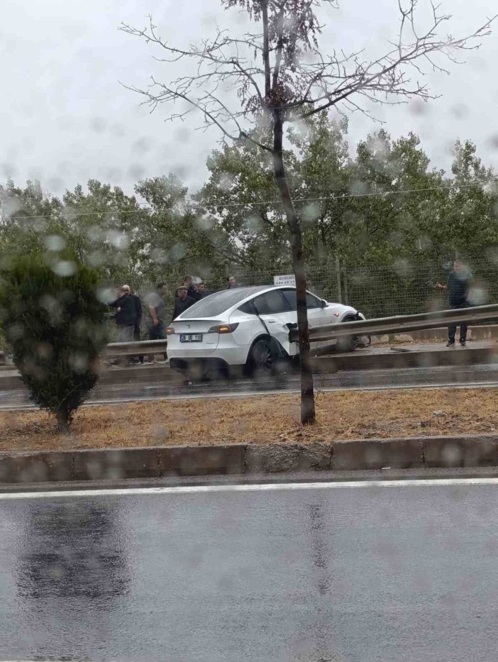 Kontrolden çıkan Tesla bariyere saplandı