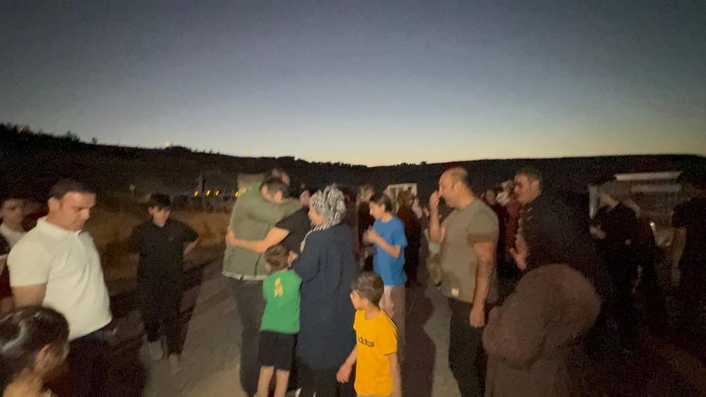 Cezaevinden tahliye edildiler, Narin'in mezarı başına geldiler