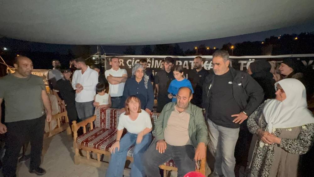 Cezaevinden tahliye edildiler, Narin'in mezarı başına geldiler