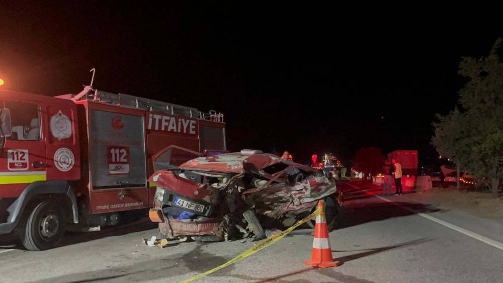 İki otomobil çarpıştı; 1 ölü, 1’i AK Parti’li milletvekili 4 yaralı