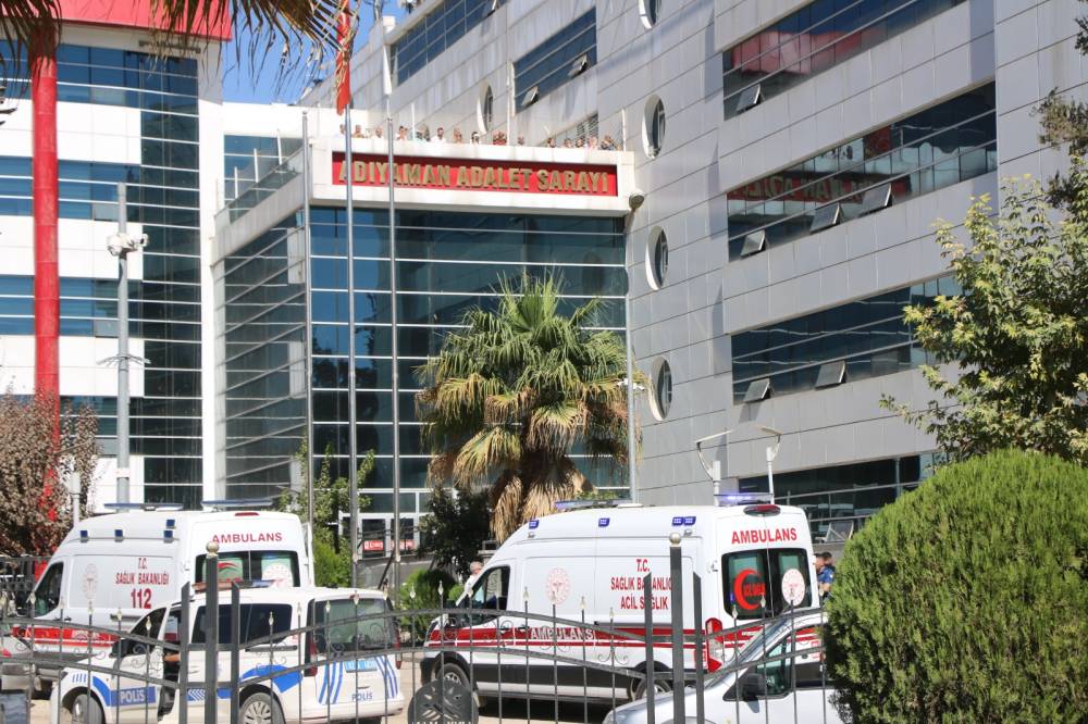 Adliye önünde kavga; 8 yaralı, 15 gözaltı