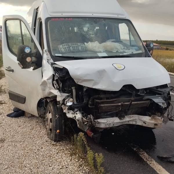 Öğrenci servisi ile otomobil çarpıştı: 2 ölü, 7 yaralı