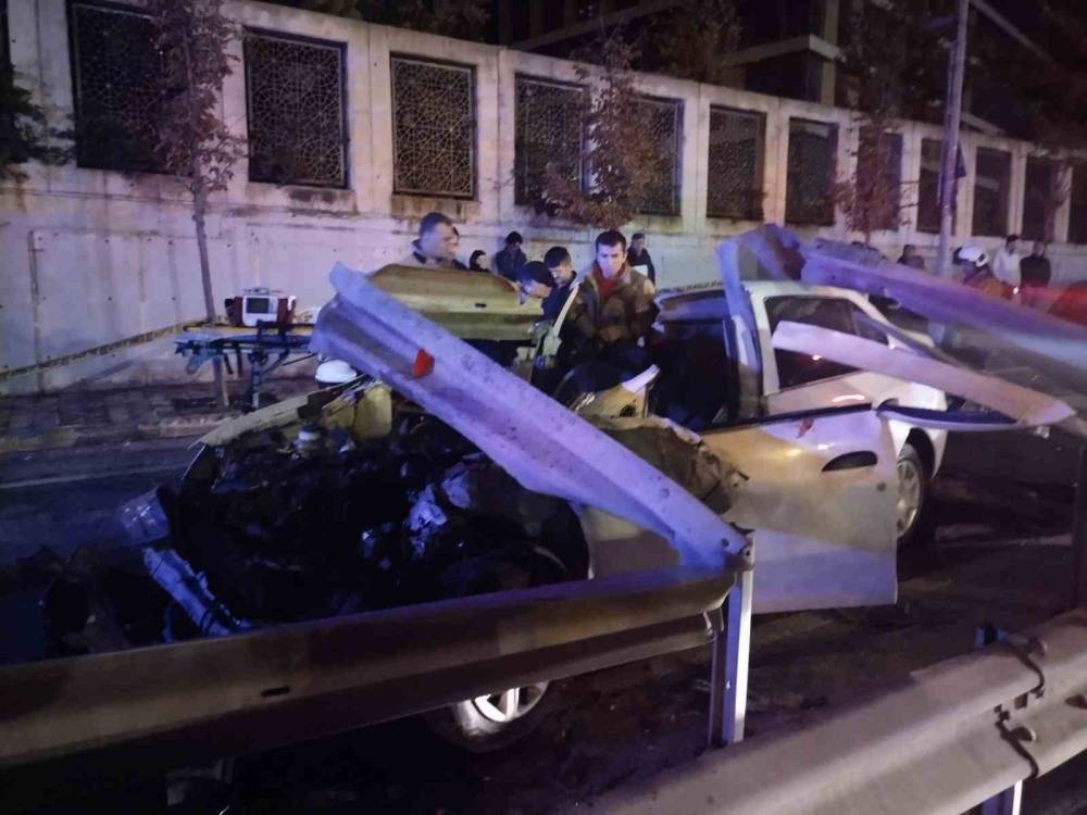 Otomobil bariyere girdi: 1 ölü
