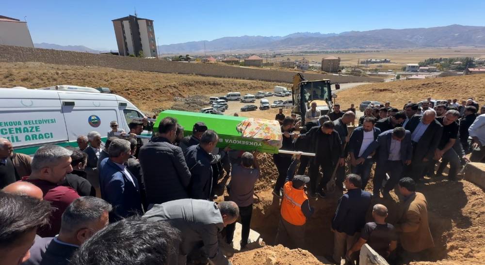 Yasa boğan acı: 15 yaşındaki Arnisa Bozkurt toprağa verildi