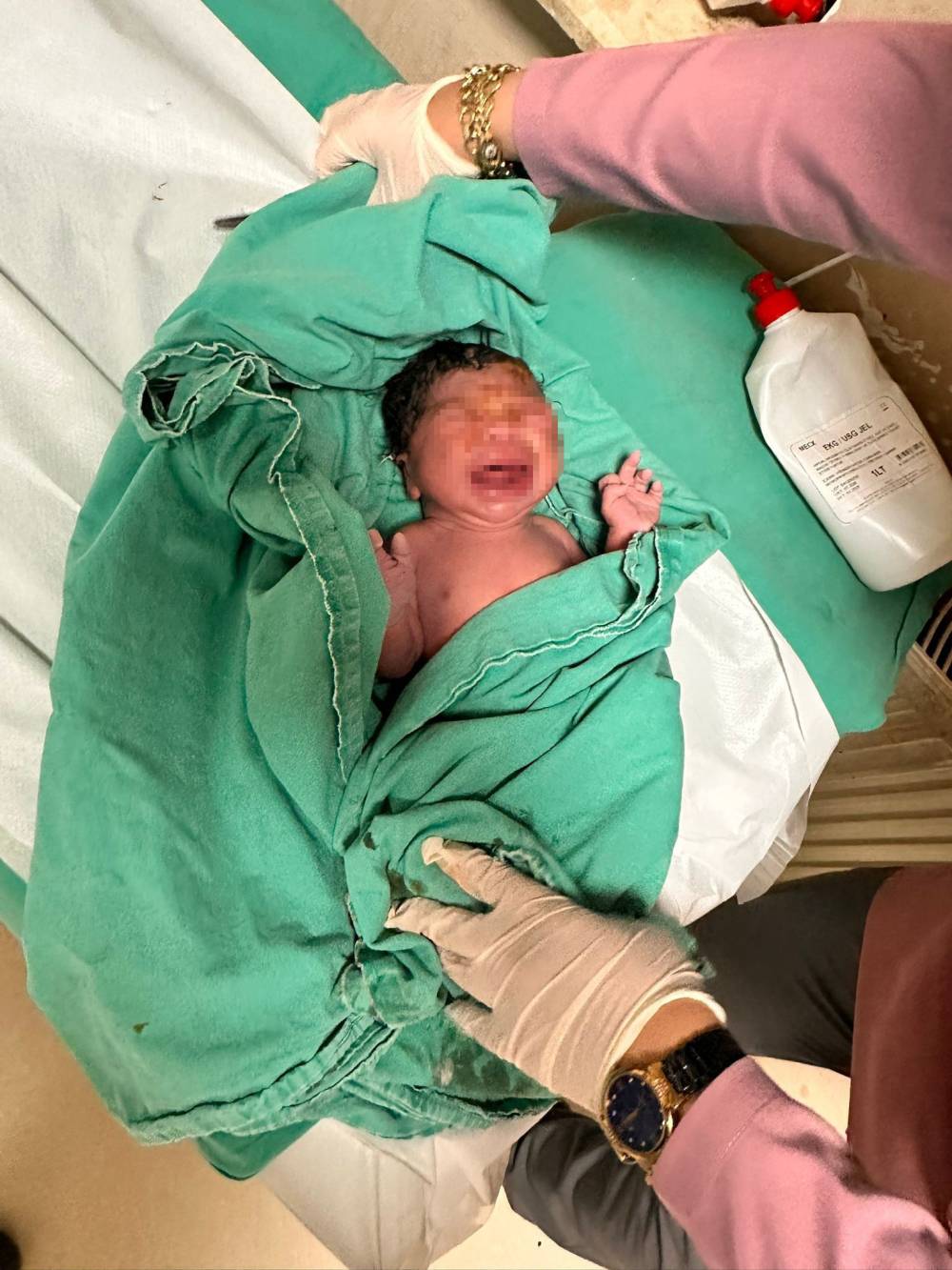 ‘Yesen’ bebek takside doğdu