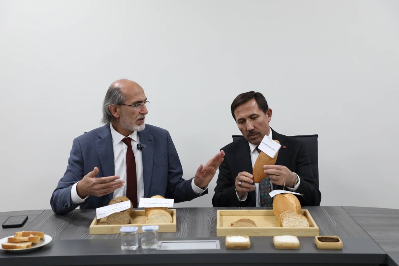 baskan-kilca-ve-rektor-gultekinden-glutensiz-urunler-ile-tam-bugday-ekmegi-uretim-tesisi-ve-bufelerine-ziyaret-2.jpg